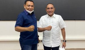 Sekretaris Fraksi Demokrat DPRD Sumut, Tangkas Manimpan Lumbantobing saat berbincang-bincang dengan Gubsu, Edy Rahmayadi di sela-sela acara Pra Musrenbang Wilayah Dataran Tinggi Sumut.(ist)