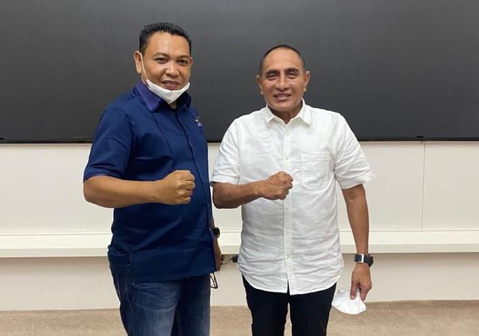 Sekretaris Fraksi Demokrat DPRD Sumut, Tangkas Manimpan Lumbantobing saat berbincang-bincang dengan Gubsu, Edy Rahmayadi di sela-sela acara Pra Musrenbang Wilayah Dataran Tinggi Sumut.(ist)
