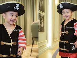 Kemesraan dan Kelucuan Rayyanza dalam Kostum Bajak Laut: Siap Membajak Hati Om Tante!