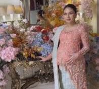 Jessica Mila Memikat Hati di Acara Mambosuri dengan Kebaya Oranye Muda