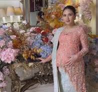 Jessica Mila Memikat Hati di Acara Mambosuri dengan Kebaya Oranye Muda