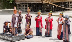 Suku Batak di Pulau Samosir, Danau Toba, Sumatera Utara DOK. Shutterstock/Lenisecalleja Photograhy(Shutterstock/Lenisecalleja Photograhy) Artikel ini telah tayang di Kompas.com dengan judul "Suku Batak: Bahasa, Agama, Marga, dan Kebudayaan", Klik untuk baca: https://www.kompas.com/stori/read/2021/10/20/080000879/suku-batak--bahasa-agama-marga-dan-kebudayaan?page=all. Kompascom+ baca berita tanpa iklan: https://kmp.im/plus6 Download aplikasi: https://kmp.im/app6