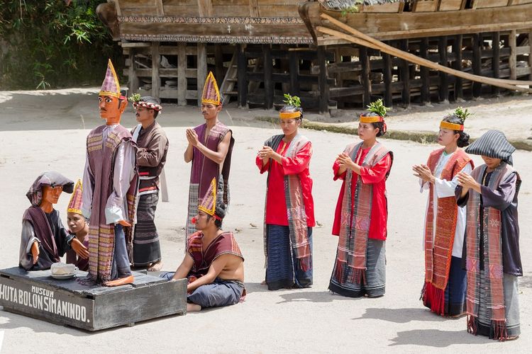 Suku Batak di Pulau Samosir, Danau Toba, Sumatera Utara DOK. Shutterstock/Lenisecalleja Photograhy(Shutterstock/Lenisecalleja Photograhy) Artikel ini telah tayang di Kompas.com dengan judul "Suku Batak: Bahasa, Agama, Marga, dan Kebudayaan", Klik untuk baca: https://www.kompas.com/stori/read/2021/10/20/080000879/suku-batak--bahasa-agama-marga-dan-kebudayaan?page=all. Kompascom+ baca berita tanpa iklan: https://kmp.im/plus6 Download aplikasi: https://kmp.im/app6