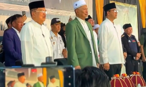 Calon Presiden nomor urut 1 Anies Rasyid Baswedan (kanan) bersamaWakil Presiden ke-10 dan ke-12 HM Jusuf Kalla (kiri) dan pimpinan Pondok Pesantren DDI Mangkoso AG HM Faried Wadjedy (tengah) menyayikan lagu kebangsaan Indonesia Raya jelang dialog kebangsaan rangkaian Milad Pondok Pesantren DDI Mangkoso ke 85 tahun di Kabupaten Barru, Sulawesi Selatan, Rabu (17/1/2023). (Tangkap layer Instagram @ddimangkosoofficial)
