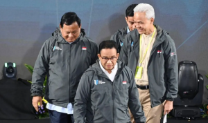 Capres nomor urut 1 Anies Baswedan (kedua kiri) bersama capres-cawapres nomor urut 2 Prabowo Subianto (kiri) dan Gibran Rakabuming Raka (kedua kanan) serta capres nomor urut 3 Ganjar Pranowo (kanan) mengenakan jaket sebagai komitmen pemberantasan korupsi saat menghadiri Penguatan Anti Korupsi untuk Penyelenggara Negara Berintegritas (Paku Integritas) di Gedung Merah Putih KPK, Jakarta, Rabu (17/1/2024). (ANTARA/Aditya Pradana Putra)