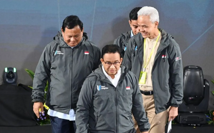 Capres nomor urut 1 Anies Baswedan (kedua kiri) bersama capres-cawapres nomor urut 2 Prabowo Subianto (kiri) dan Gibran Rakabuming Raka (kedua kanan) serta capres nomor urut 3 Ganjar Pranowo (kanan) mengenakan jaket sebagai komitmen pemberantasan korupsi saat menghadiri Penguatan Anti Korupsi untuk Penyelenggara Negara Berintegritas (Paku Integritas) di Gedung Merah Putih KPK, Jakarta, Rabu (17/1/2024). (ANTARA/Aditya Pradana Putra)