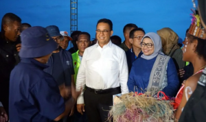 Relawan dan tim pemenangan daerah menyambut kedatangan capres Anies Baswedan (tengah) bersama istri, Fery Farhati, di Bandara Domine Eduard Osok, Kota Sorong, Papua Barat Daya, Senin (15/1/2024). (ANTARA FOTO/Olha Mulalinda/nz)