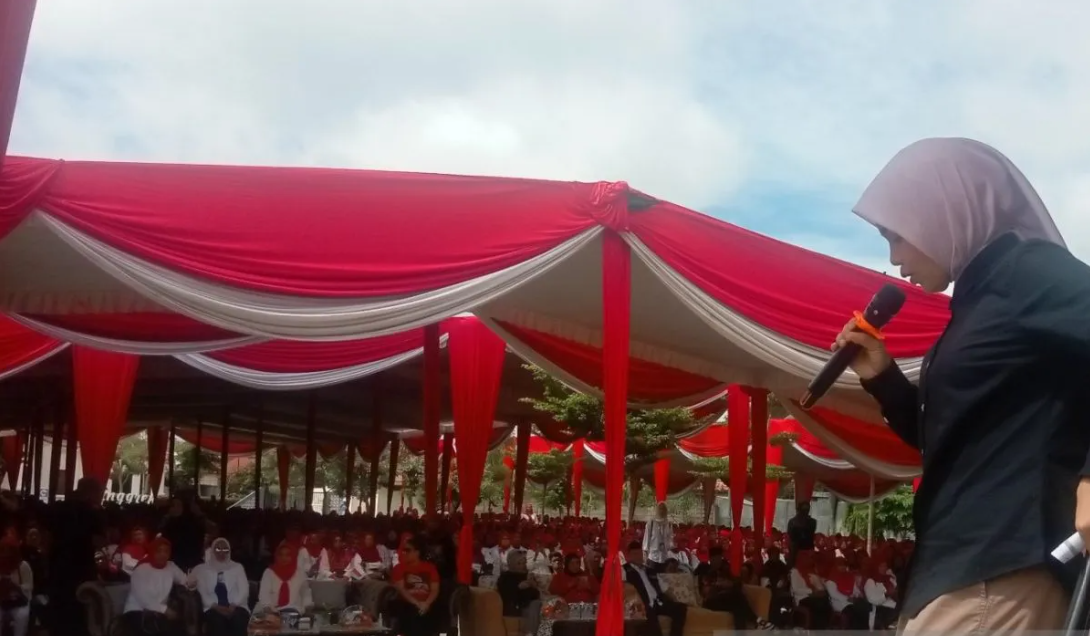 Atiqoh Ganjar Pranowo saat kegiatan jumpa 1.500 kader Posyandu di Palembang, Jumat (12/1/2023). (ANTARA/ M IMAM PRAMANA)