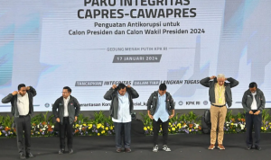 (kiri ke kanan) Capres-cawapres nomor urut 1 Anies Baswedan dan Muhaimin Iskandar, capres-cawapres nomor urut 2 Prabowo Subianto dan Gibran Rakabuming Raka, serta capres-cawapres nomor urut 3 Ganjar Pranowo dan Mahfud MD mengenakan jaket sebagai komitmen pemberantasan korupsi saat menghadiri Penguatan Anti Korupsi untuk Penyelenggara Negara Berintegritas (Paku Integritas) di Gedung Merah Putih KPK, Jakarta, Rabu (17/1/2024). (ANTARA/Aditya Pradana Putra)