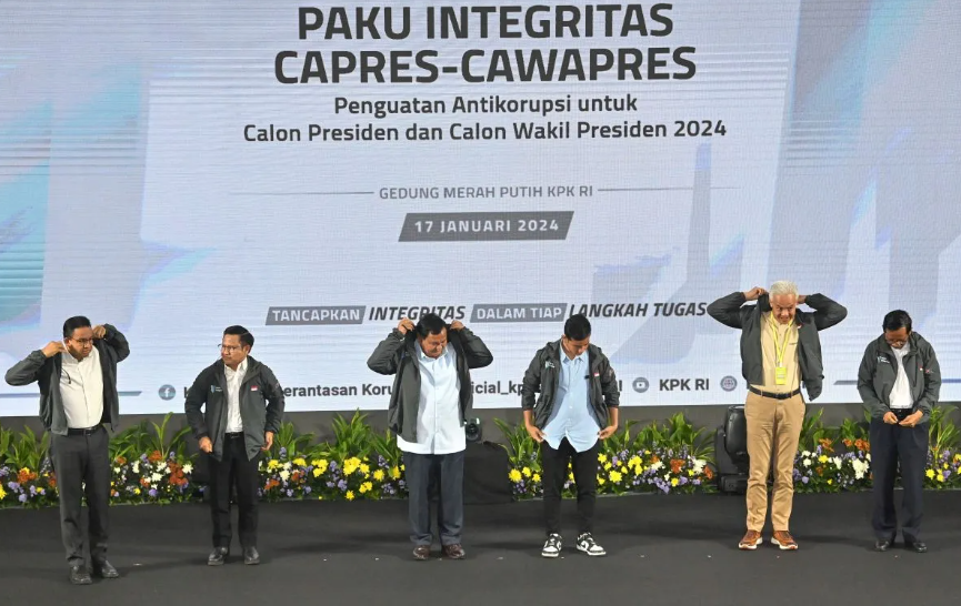 (kiri ke kanan) Capres-cawapres nomor urut 1 Anies Baswedan dan Muhaimin Iskandar, capres-cawapres nomor urut 2 Prabowo Subianto dan Gibran Rakabuming Raka, serta capres-cawapres nomor urut 3 Ganjar Pranowo dan Mahfud MD mengenakan jaket sebagai komitmen pemberantasan korupsi saat menghadiri Penguatan Anti Korupsi untuk Penyelenggara Negara Berintegritas (Paku Integritas) di Gedung Merah Putih KPK, Jakarta, Rabu (17/1/2024). (ANTARA/Aditya Pradana Putra)