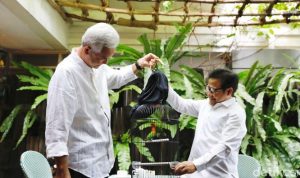 Ganjar Pranowo saat bertemu Muhaimin Iskandar atau Cak Imin dan memberikan love bird. (dok Istimewa)