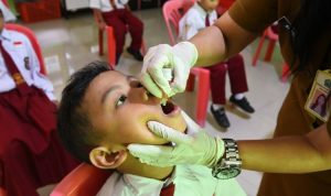 Kegiatan imunisasi tambahan polio atau mengikuti Sub Pekan Imunisasi Nasional (PIN) Polio di SD Negeri Kauman 2, Kota Malang, Jawa Timur pada Senin (15/1/2024). (KOMPAS.com/Nugraha Perdana)