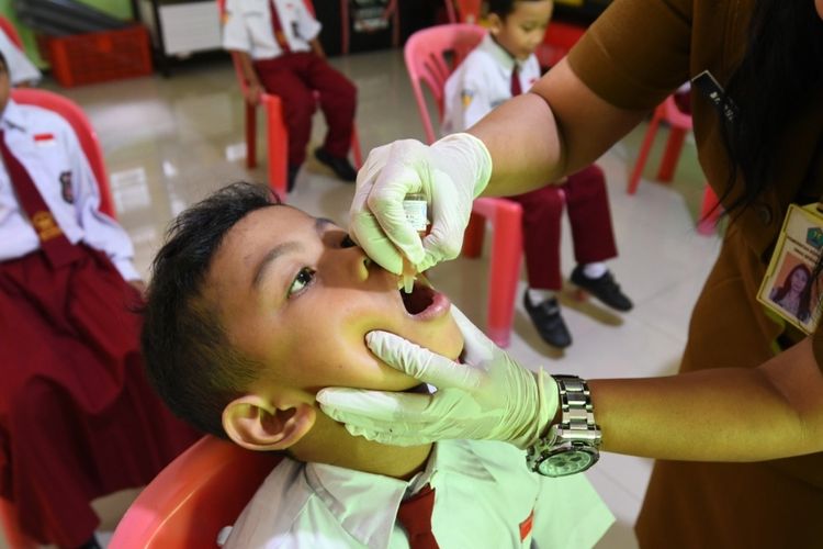 Kegiatan imunisasi tambahan polio atau mengikuti Sub Pekan Imunisasi Nasional (PIN) Polio di SD Negeri Kauman 2, Kota Malang, Jawa Timur pada Senin (15/1/2024). (KOMPAS.com/Nugraha Perdana)