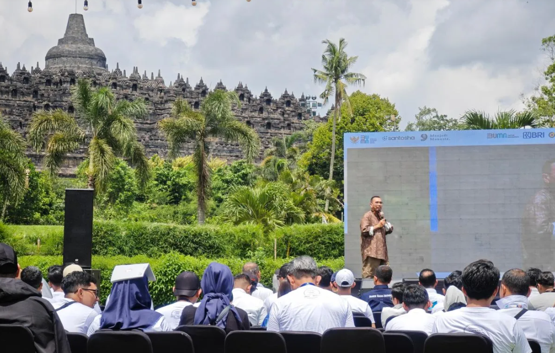 Staf Khusus Menteri BUMN Arya Sinulingga, saat berbicara pada kegiatan 1000 Manusia Bercerita yang diselenggarakan di Kawasan Wisata Candi Borobudur. (Dok. Istimewa)