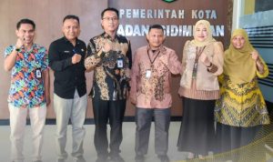 Plt Sekdako Padangsidimpuan Roni Gunawan Rambe foto bersama usai Silaturahmi dengan Kepala BPS Kota Padangsidimpuan, Kamis (18/1-24). Foto : BP/Ist