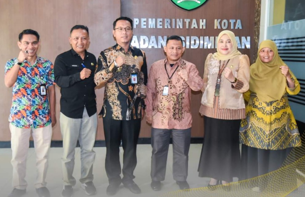 Plt Sekdako Padangsidimpuan Roni Gunawan Rambe foto bersama usai Silaturahmi dengan Kepala BPS Kota Padangsidimpuan, Kamis (18/1-24). Foto : BP/Ist