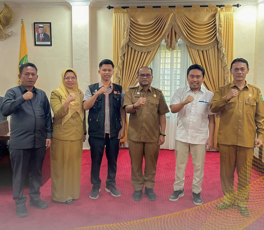 Pj Wali Kota Padangsidimpuan Letnan Dalimunthe dan pejabat lainnya foto bersama usai Rakor Pemberian Bantuan Pangan Beras tahun 2024 di ruang kerja Wali Kota, Senin (29/1-24). BP/Ist