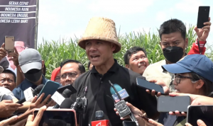 Calon presiden nomor urut 3 Ganjar Pranowo memberikan keterangan usai mendengar keluhan para petani tebu di Lapangan Klinter, Kecamatan Kertosono, Kabupaten Nganjuk, Jawa Timur, Jumat (12/1/2024). (ANTARA/Hana Kinarina)