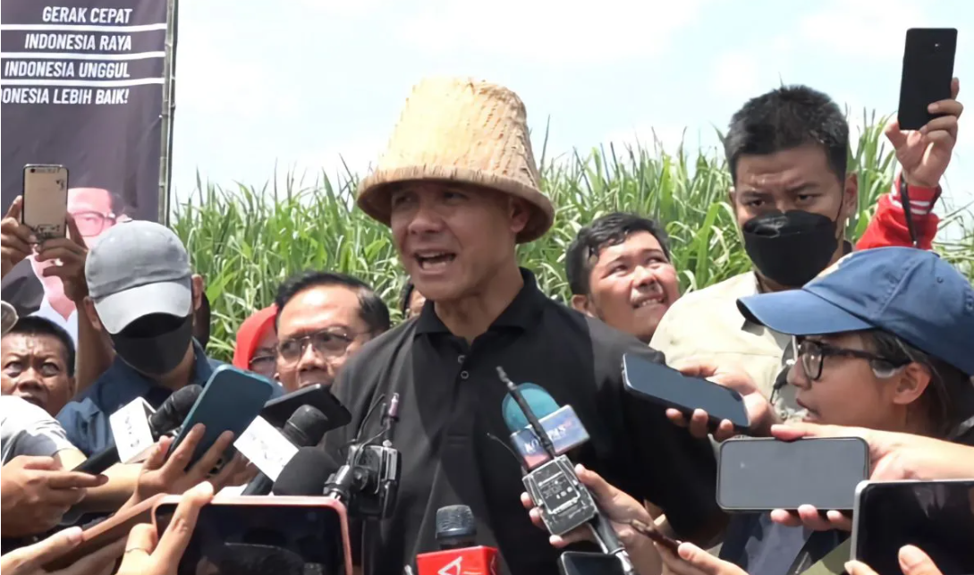 Calon presiden nomor urut 3 Ganjar Pranowo memberikan keterangan usai mendengar keluhan para petani tebu di Lapangan Klinter, Kecamatan Kertosono, Kabupaten Nganjuk, Jawa Timur, Jumat (12/1/2024). (ANTARA/Hana Kinarina)