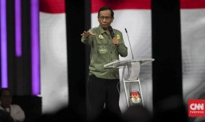 Sejumlah pengamat politik menilai cawapres nomor urut 3 Mahfud MD melihat kian berani mengkritisi keadaan janggal yang ada di Indonesia. (CNN Indonesia/Adi Ibrahim)