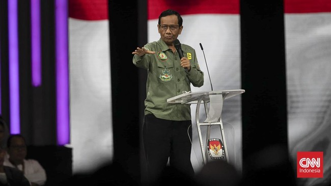 Sejumlah pengamat politik menilai cawapres nomor urut 3 Mahfud MD melihat kian berani mengkritisi keadaan janggal yang ada di Indonesia. (CNN Indonesia/Adi Ibrahim)