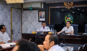 Dirut PUD Pasar Medan Suwarno  didampingi Kabag Perekonomian Pemko Medan Regen saat pertemuan di Balai Kota Medan, Rabu (3/1/2024). BP/erwan