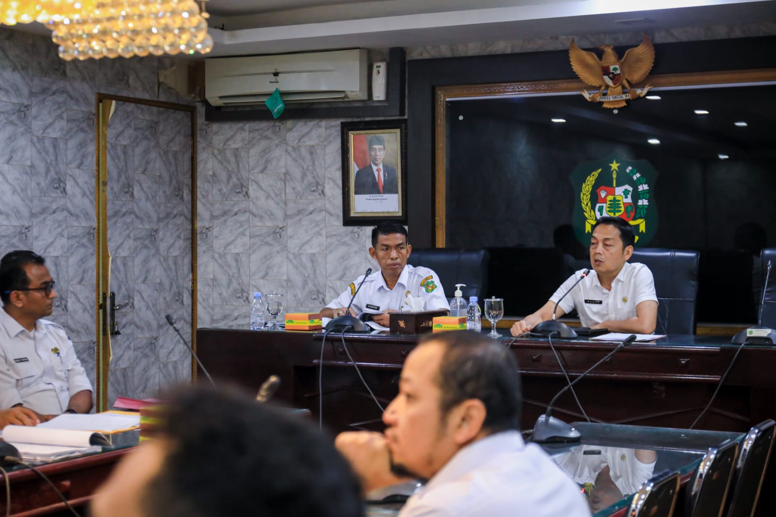 Dirut PUD Pasar Medan Suwarno  didampingi Kabag Perekonomian Pemko Medan Regen saat pertemuan di Balai Kota Medan, Rabu (3/1/2024). BP/erwan