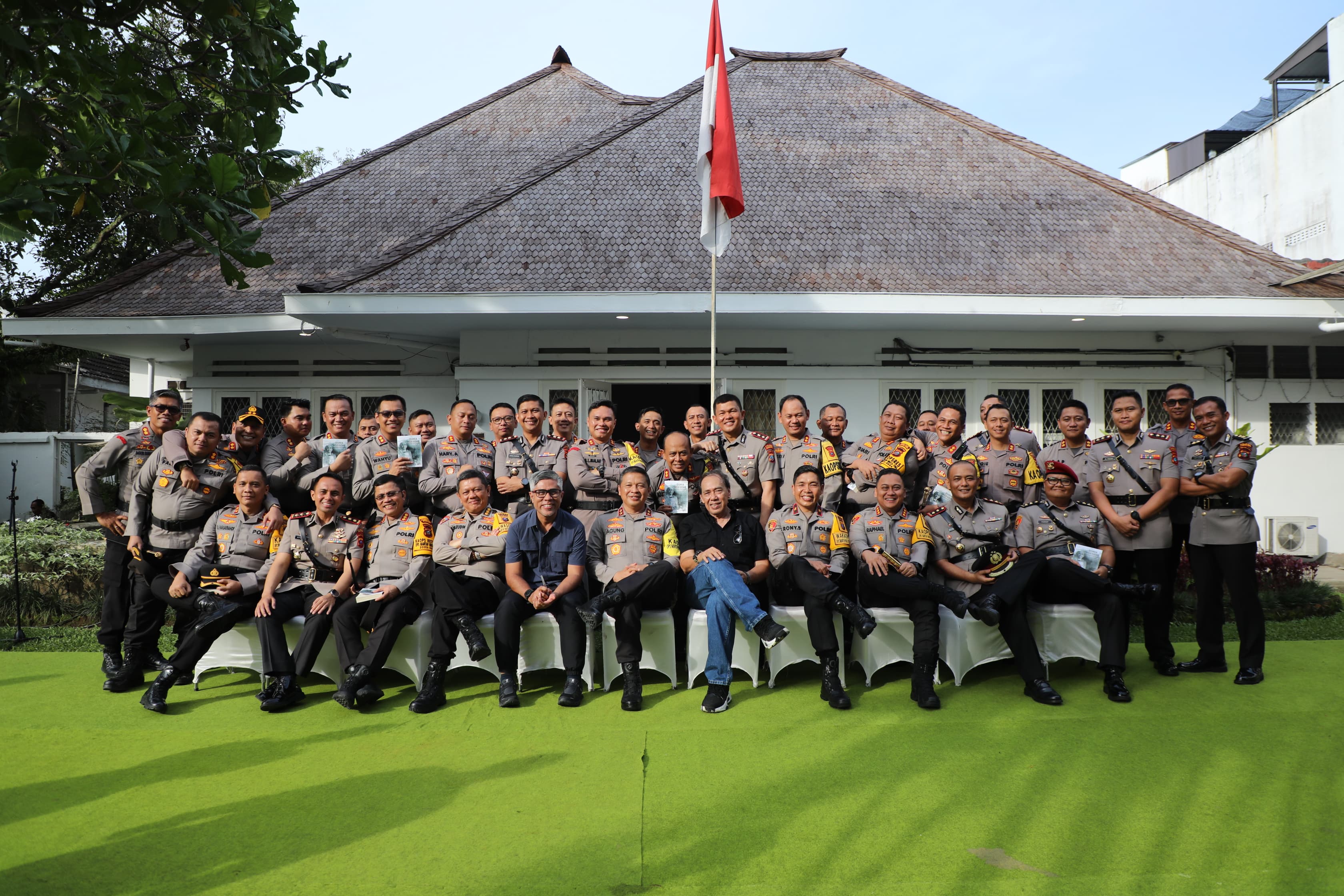 Kapolda Sumut bersama Kapolres dan PJU mengunjungi rumah Hoegeng mantan Kapolri.(istimewa)
