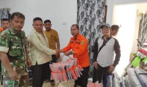 Kalaksa BPBD Tapsel Umar Halomoan Daulay, mewakili Bupati Tapsel saat menyerahkan bantuan kepada warga terdampak banjir di Tantom Angkola Tapsel, Rabu (3/1-24). Foto : BP/Ist