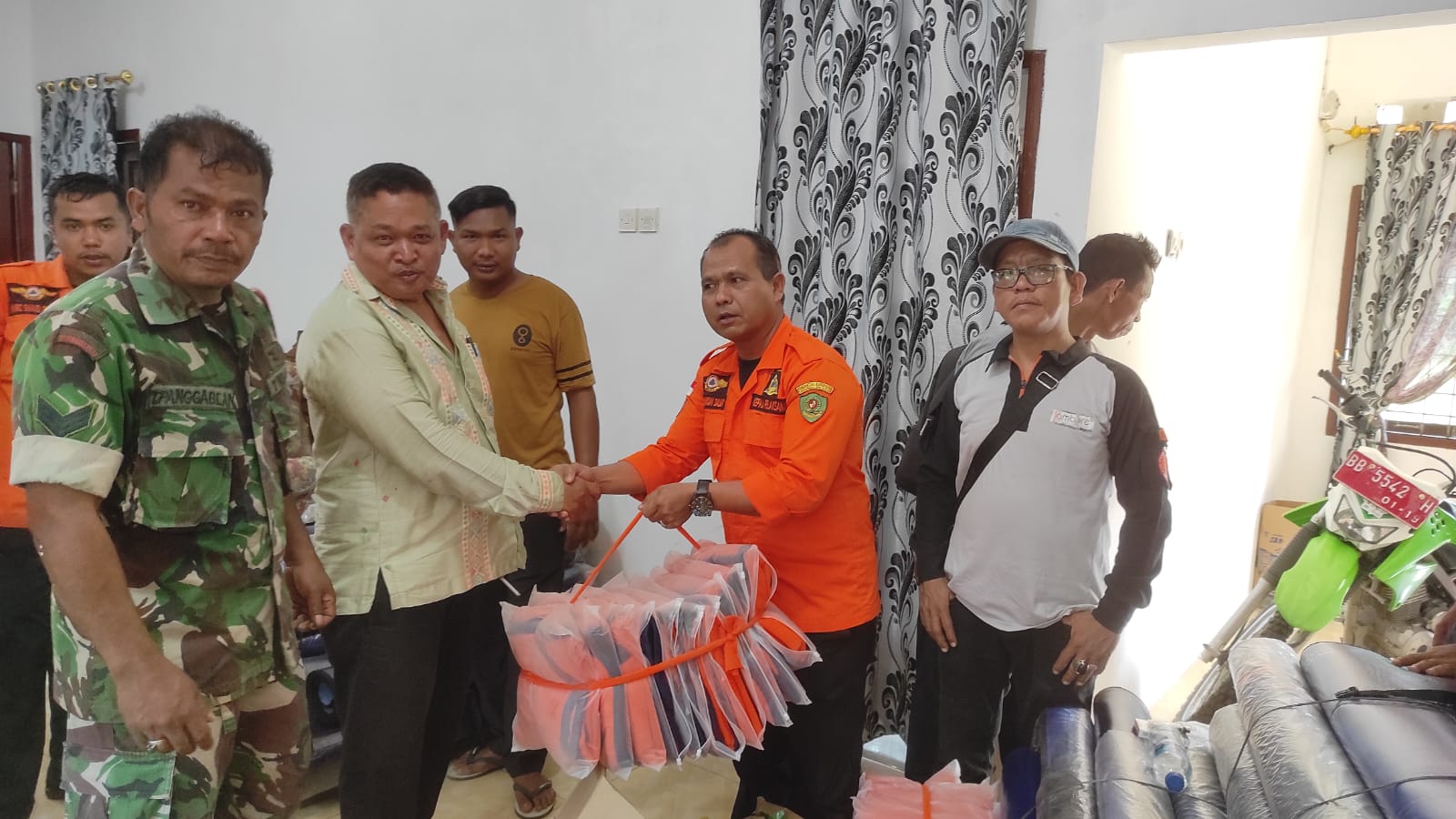 Kalaksa BPBD Tapsel Umar Halomoan Daulay, mewakili Bupati Tapsel saat menyerahkan bantuan kepada warga terdampak banjir di Tantom Angkola Tapsel, Rabu (3/1-24). Foto : BP/Ist