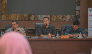 Plt Sekda Padangsidimpuan saat memimpin Rapat Finalisasi untuk peresmian Alaman Bolak di Ruang Kerja Sekda, Jum'at (5/1-24). Foto : BP/Ist