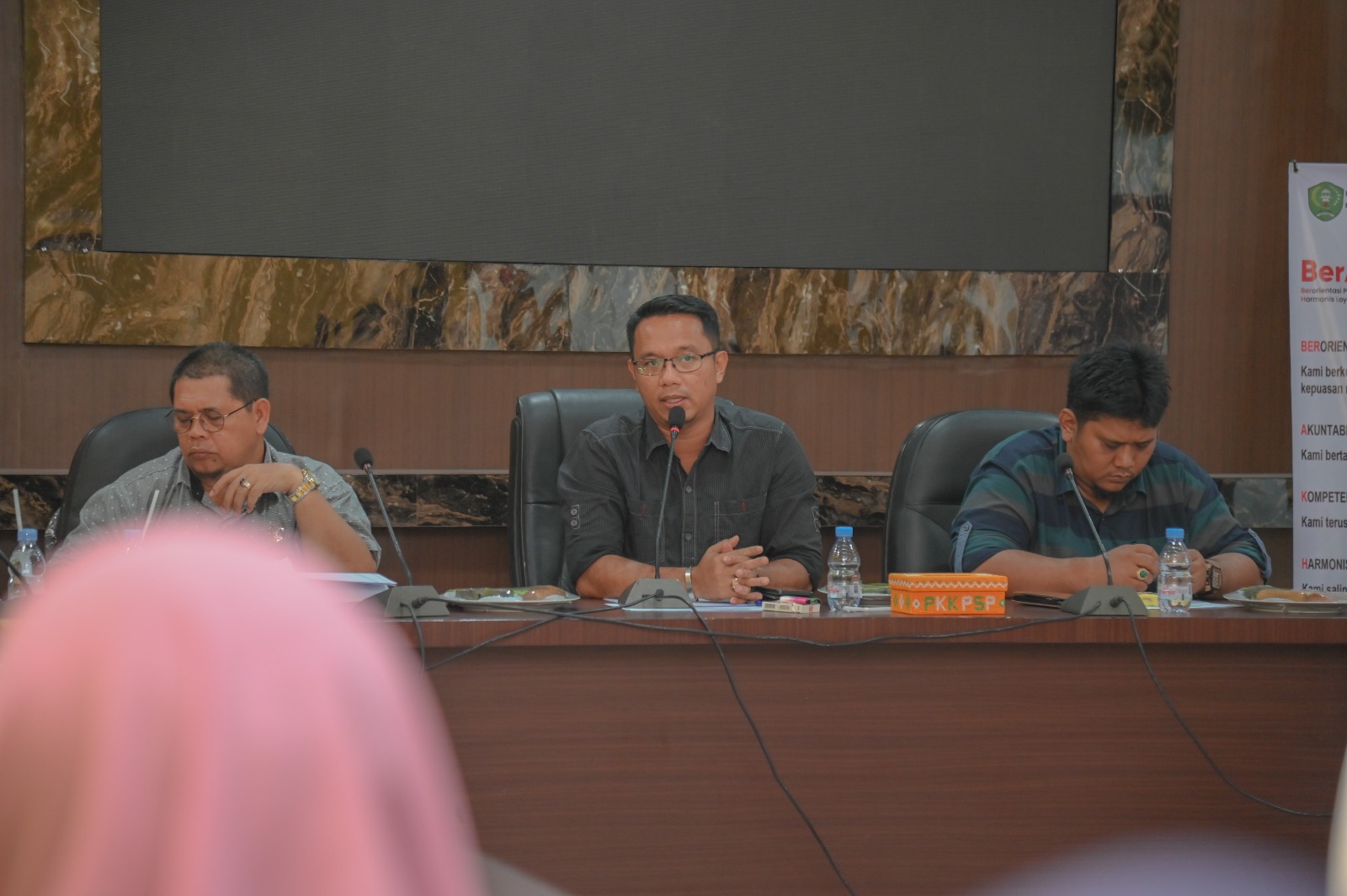 Plt Sekda Padangsidimpuan saat memimpin Rapat Finalisasi untuk peresmian Alaman Bolak di Ruang Kerja Sekda, Jum'at (5/1-24). Foto : BP/Ist