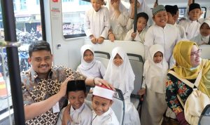 Teks foto: Walikota Medan Bobby Nasution (kiri) foto bersama saat peluncuran mobil listrik gratis. BP/erwan