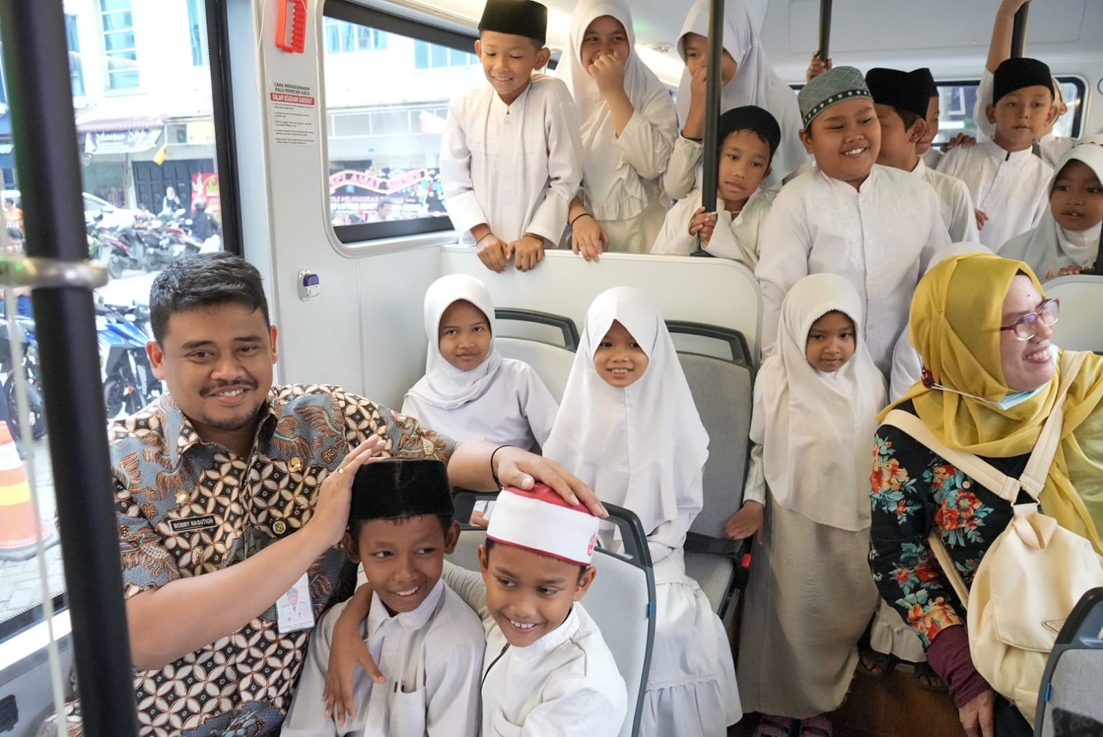 Teks foto: Walikota Medan Bobby Nasution (kiri) foto bersama saat peluncuran mobil listrik gratis. BP/erwan
