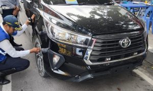 Disihub Medan melakukan pengembosan ban mobil di sejumlah ruas jalan. BP/erwan