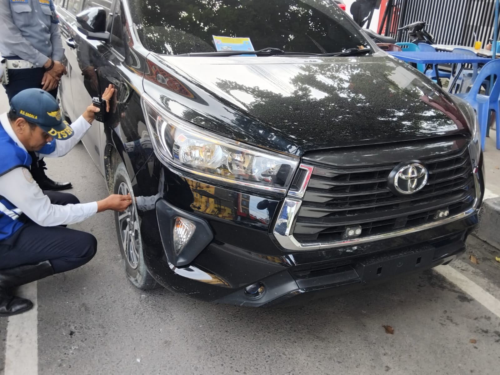 Disihub Medan melakukan pengembosan ban mobil di sejumlah ruas jalan. BP/erwan