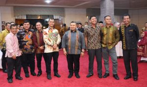 Tapsel-BP : Bupati Tapanuli Selatan (Tapsel) H Dolly Pasaribu menghadiri malam pisah sambut Kepala Kepolisian Resort (Kapolres) Kabupaten Tapsel dari AKBP Imam Zamroni S.I.K, M.H kepada AKBP Yasir Ahmadi S.I.K, M.H di Gedung Serba Guna, Komplek Perkantoran Pemkab Tapanuli Selatan, Jalan Prof Lafran Pane Sipirok, Jum'at (5/1-24) malam. Pisah sambut tersebut berlangsung dengan hangat dan penuh keakraban yang dihadiri, Pj Bupati Padang Lawas Utara, Forkopimda Tapsel dan Paluta, Ketua PN Padangsidimpuan, Sekda Tapsel dan Sekda Paluta, para pejabat Tapsel dan Paluta, pimpinan perusahaan serta instansi vertikal, tokoh adat, tokoh agama, pimpinan Pondok Pesantren dan organisasi kepemudaan. Dalam sambutannya Bupati Tapsel Dolly Pasaribu menyampaikan apresiasi yang setinggi-tingginya kepada AKBP Imam Zamroni yang telah bertugas dengan baik sebagai Kapolres Tapsel, ujarnya. Disamping itu, saya juga mengucapkan terima kasih kepada AKBP Imam Zamroni atas sumbangsih dan dedikasi serta pengabdiannya untuk Kabupaten Tapsel. “Suatu kebanggaan bagi kami telah menjalin kerja sama dalam memberikan rasa aman dan tertib selama ini, sehingga pembangunan dapat berjalan dengan lancar, do'a kami semoga sukses di tempat tugas yang baru, selalu diberikan kesehatan serta kemudahan dalam bertugas," ucap Bupati. Kemudian Bupati menyampaikan beberapa kenangan manis saat bersama AKBP Imam Zamroni. Dimana dulu ketika saya diminta main Lato-lato oleh Pak Imam, ada satu filosofi yang menarik dari permainan Lato-lato, yakni, dalam menyambut Pemilu jangan mau dibenturkan satu sama lain yang tentunya dapat merugikan kita masing-masing, kita harus kompak agar tercipta persatuan yang kuat di bumi Tapsel ini, ungkap Dolly. Begitu juga kenangan manis saat mengunjungi Mako Polres Tapsel yang baru, saya lihat betul bagaimana beliau mempersiapkan kegiatan tersebut dengan matang, karena setiap kegiatan diperiksanya dengan detail dan semua itu kata beliau akan dipersembahkan untuk kawan-kawan Polres Tapsel agar terbentuk sinergitas yang baik, kenang Dolly. Tidak lupa Bupati juga menyampaikan selamat datang dan selamat bertugas di Kabupaten Tapsel kepada Kapolres yang baru. Hormat dan salut kami sampaikan kepada AKBP Yasir Ahmadi sebagai Kapolres Tapsel yang baru. "Semoga dibawah kepemimpinan beliau sebagai putra daerah diharapkan mampu menciptakan suasana yang lebih aman dan kondusif khususnya pada Pemilu dalam waktu yang tidak lama lagi akan kita laksanakan," pungkasnya. Sementara, AKBP Imam Zamroni menyampaikan apresiasi dan terima kasih kepada Bupati Tapsel dan Paluta beserta Forkompinda atas dukungan maupun kerja sama yang selama ini terjalin dengan baik. "Selama berdinas di Polres Tapsel kami diterima dengan sangat hangat, masyarakat Dalihan Natolunya juga sangat hangat kepada kami, selain itu saya merasa selama pertama dinas sampai sekarang tidak pernah ada konflik yang terjadi baik di Kabupaten Tapsel maupun di Padang Lawas Utara," jelasnya. Sedangkan Kapolres Tapsel yang baru AKBP Yasir Ahmadi mengungkapkan bahwa AKBP Imam Zamroni merupakan Kakak angkatannya di Akpol, ia juga mendo'akan semoga AKBP Imam Zamroni sukses dalam mengemban amanah di tempat yang baru. Dengan pergantian Kapolres ini, AKBP Yasir Ahmadi berharap hubungan dan kerja sama yang sudah terjalin selama ini agar tetap kita bina dan kita jaga dengan baik, harap Yasir. Diakhir acara, Bupati Tapsel didampingi Ketua TP PKK memberikan bingkisan kado, kepada AKBP Imam Zamroni dan AKBP Yasir Ahmadi sebagai bentuk persahabatan yang kemudian dilanjutkan dengan unsur Forkopimda lainnya beserta para pejabat Tapsel dan Paluta. BP/AA