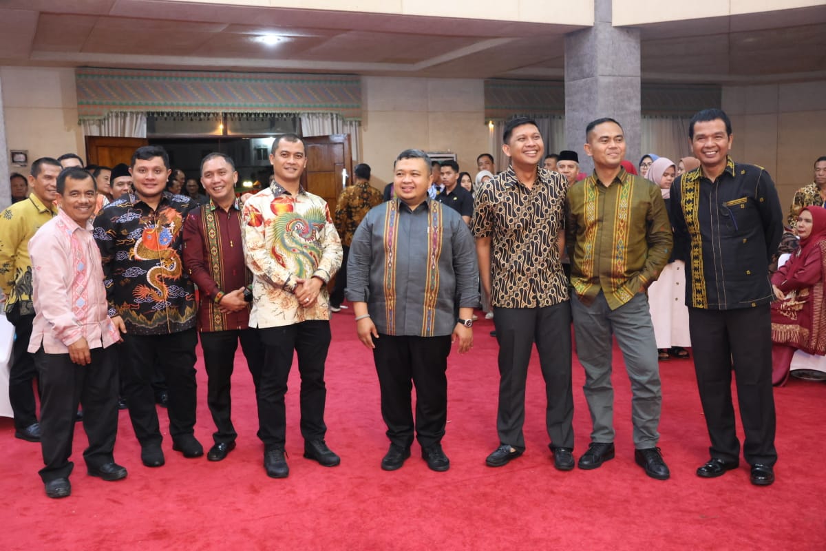 Tapsel-BP : Bupati Tapanuli Selatan (Tapsel) H Dolly Pasaribu menghadiri malam pisah sambut Kepala Kepolisian Resort (Kapolres) Kabupaten Tapsel dari AKBP Imam Zamroni S.I.K, M.H kepada AKBP Yasir Ahmadi S.I.K, M.H di Gedung Serba Guna, Komplek Perkantoran Pemkab Tapanuli Selatan, Jalan Prof Lafran Pane Sipirok, Jum'at (5/1-24) malam. Pisah sambut tersebut berlangsung dengan hangat dan penuh keakraban yang dihadiri, Pj Bupati Padang Lawas Utara, Forkopimda Tapsel dan Paluta, Ketua PN Padangsidimpuan, Sekda Tapsel dan Sekda Paluta, para pejabat Tapsel dan Paluta, pimpinan perusahaan serta instansi vertikal, tokoh adat, tokoh agama, pimpinan Pondok Pesantren dan organisasi kepemudaan. Dalam sambutannya Bupati Tapsel Dolly Pasaribu menyampaikan apresiasi yang setinggi-tingginya kepada AKBP Imam Zamroni yang telah bertugas dengan baik sebagai Kapolres Tapsel, ujarnya. Disamping itu, saya juga mengucapkan terima kasih kepada AKBP Imam Zamroni atas sumbangsih dan dedikasi serta pengabdiannya untuk Kabupaten Tapsel. “Suatu kebanggaan bagi kami telah menjalin kerja sama dalam memberikan rasa aman dan tertib selama ini, sehingga pembangunan dapat berjalan dengan lancar, do'a kami semoga sukses di tempat tugas yang baru, selalu diberikan kesehatan serta kemudahan dalam bertugas," ucap Bupati. Kemudian Bupati menyampaikan beberapa kenangan manis saat bersama AKBP Imam Zamroni. Dimana dulu ketika saya diminta main Lato-lato oleh Pak Imam, ada satu filosofi yang menarik dari permainan Lato-lato, yakni, dalam menyambut Pemilu jangan mau dibenturkan satu sama lain yang tentunya dapat merugikan kita masing-masing, kita harus kompak agar tercipta persatuan yang kuat di bumi Tapsel ini, ungkap Dolly. Begitu juga kenangan manis saat mengunjungi Mako Polres Tapsel yang baru, saya lihat betul bagaimana beliau mempersiapkan kegiatan tersebut dengan matang, karena setiap kegiatan diperiksanya dengan detail dan semua itu kata beliau akan dipersembahkan untuk kawan-kawan Polres Tapsel agar terbentuk sinergitas yang baik, kenang Dolly. Tidak lupa Bupati juga menyampaikan selamat datang dan selamat bertugas di Kabupaten Tapsel kepada Kapolres yang baru. Hormat dan salut kami sampaikan kepada AKBP Yasir Ahmadi sebagai Kapolres Tapsel yang baru. "Semoga dibawah kepemimpinan beliau sebagai putra daerah diharapkan mampu menciptakan suasana yang lebih aman dan kondusif khususnya pada Pemilu dalam waktu yang tidak lama lagi akan kita laksanakan," pungkasnya. Sementara, AKBP Imam Zamroni menyampaikan apresiasi dan terima kasih kepada Bupati Tapsel dan Paluta beserta Forkompinda atas dukungan maupun kerja sama yang selama ini terjalin dengan baik. "Selama berdinas di Polres Tapsel kami diterima dengan sangat hangat, masyarakat Dalihan Natolunya juga sangat hangat kepada kami, selain itu saya merasa selama pertama dinas sampai sekarang tidak pernah ada konflik yang terjadi baik di Kabupaten Tapsel maupun di Padang Lawas Utara," jelasnya. Sedangkan Kapolres Tapsel yang baru AKBP Yasir Ahmadi mengungkapkan bahwa AKBP Imam Zamroni merupakan Kakak angkatannya di Akpol, ia juga mendo'akan semoga AKBP Imam Zamroni sukses dalam mengemban amanah di tempat yang baru. Dengan pergantian Kapolres ini, AKBP Yasir Ahmadi berharap hubungan dan kerja sama yang sudah terjalin selama ini agar tetap kita bina dan kita jaga dengan baik, harap Yasir. Diakhir acara, Bupati Tapsel didampingi Ketua TP PKK memberikan bingkisan kado, kepada AKBP Imam Zamroni dan AKBP Yasir Ahmadi sebagai bentuk persahabatan yang kemudian dilanjutkan dengan unsur Forkopimda lainnya beserta para pejabat Tapsel dan Paluta. BP/AA