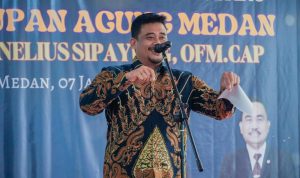 Walikota Medan Bobby Nasution saat menyampaikan sambutan saat acara open house keuskupan agung di Medan. BP/erwan