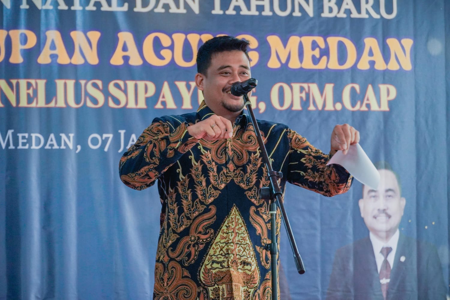 Walikota Medan Bobby Nasution saat menyampaikan sambutan saat acara open house keuskupan agung di Medan. BP/erwan