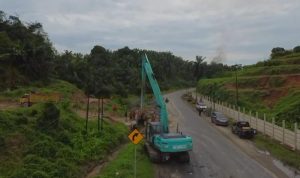 Pihak kepolisian dan tim gabungan membersihkan saluran air.(istimewa).