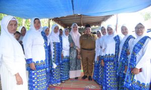 Bupati Tapsel Dolly Pasaribu dan Ketua TP PKK Tapsel foto bersama dengan kelompok pengajian BKMT di Desa Saro Godung Sipirok, Selasa (9/1-24). Foto : BP/Ist