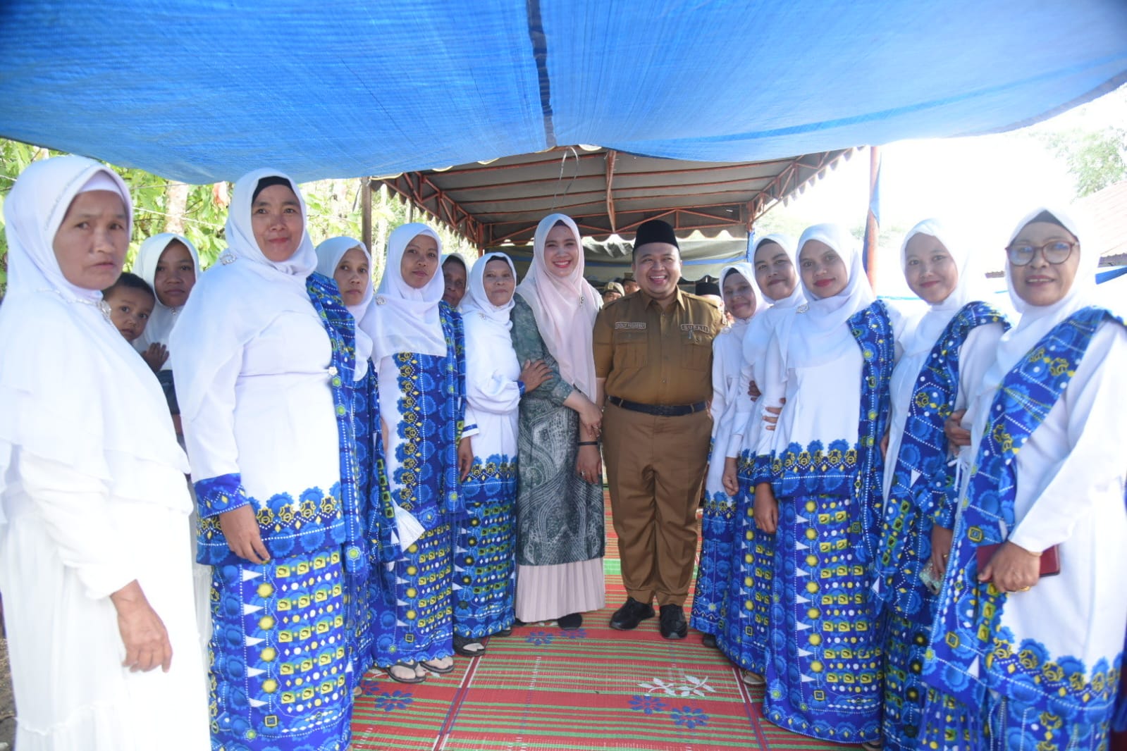 Bupati Tapsel Dolly Pasaribu dan Ketua TP PKK Tapsel foto bersama dengan kelompok pengajian BKMT di Desa Saro Godung Sipirok, Selasa (9/1-24). Foto : BP/Ist