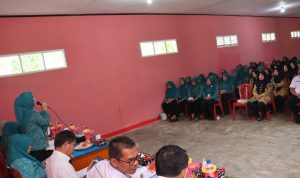 Ketua TP PKK Tapsel, Ny Rosalina Dolly Pasaribu saat memberi Motivasi bagi Desa Sanggapati Angkola Timur menuju Lingkungan Bersih Sehat, Rabu (10/1-24). Foto : BP/Ist