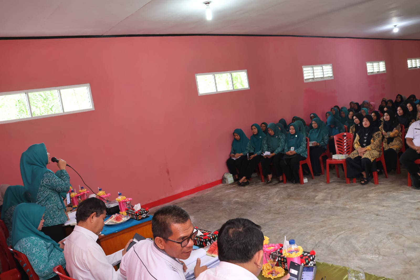 Ketua TP PKK Tapsel, Ny Rosalina Dolly Pasaribu saat memberi Motivasi bagi Desa Sanggapati Angkola Timur menuju Lingkungan Bersih Sehat, Rabu (10/1-24). Foto : BP/Ist