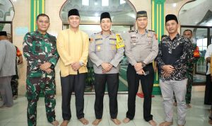 Wakapolda Sumut bersama dengan ustadz, dan Kapolsek Patumbak usai kegiatan safari subuh.(istimewa).