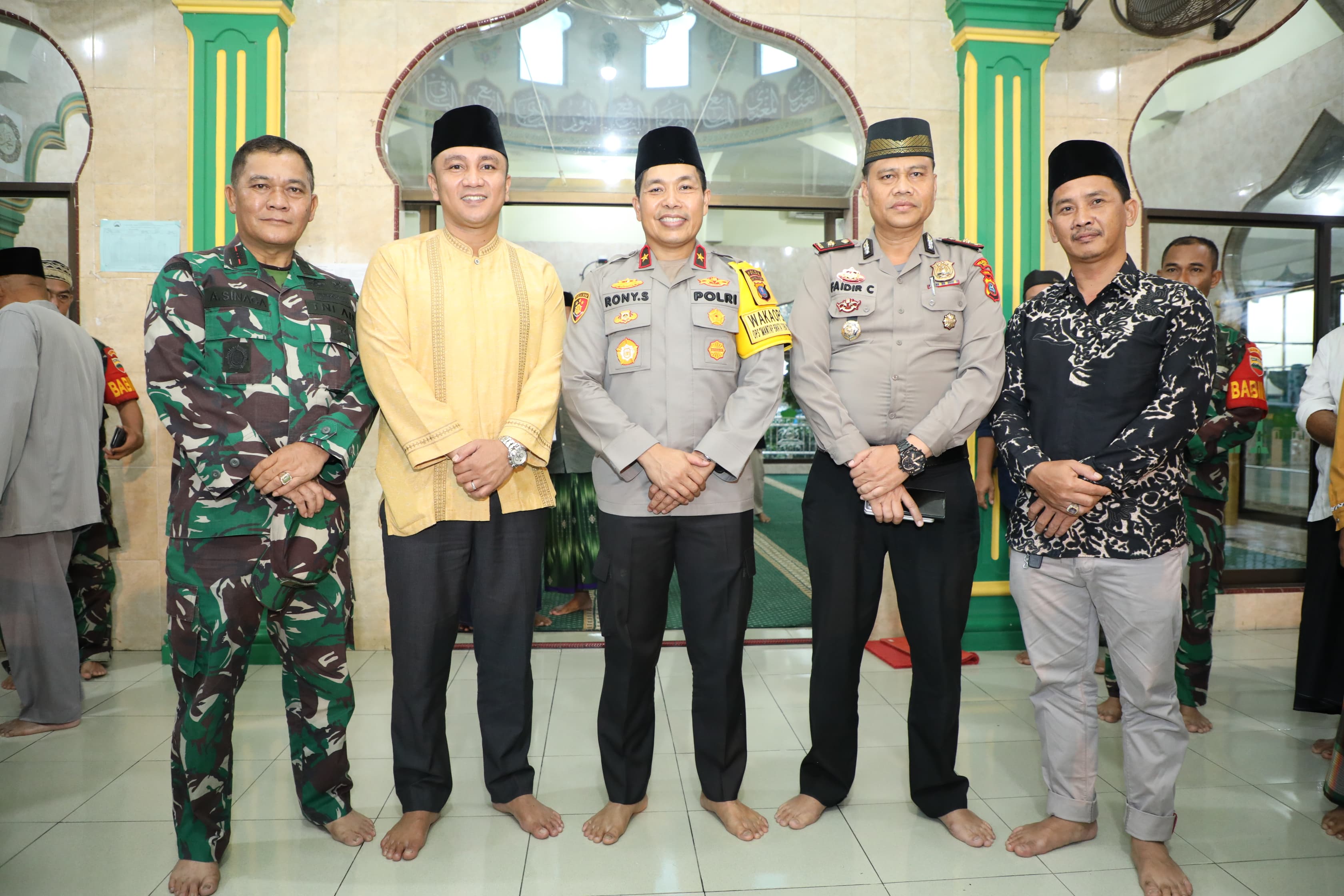 Wakapolda Sumut bersama dengan ustadz, dan Kapolsek Patumbak usai kegiatan safari subuh.(istimewa).