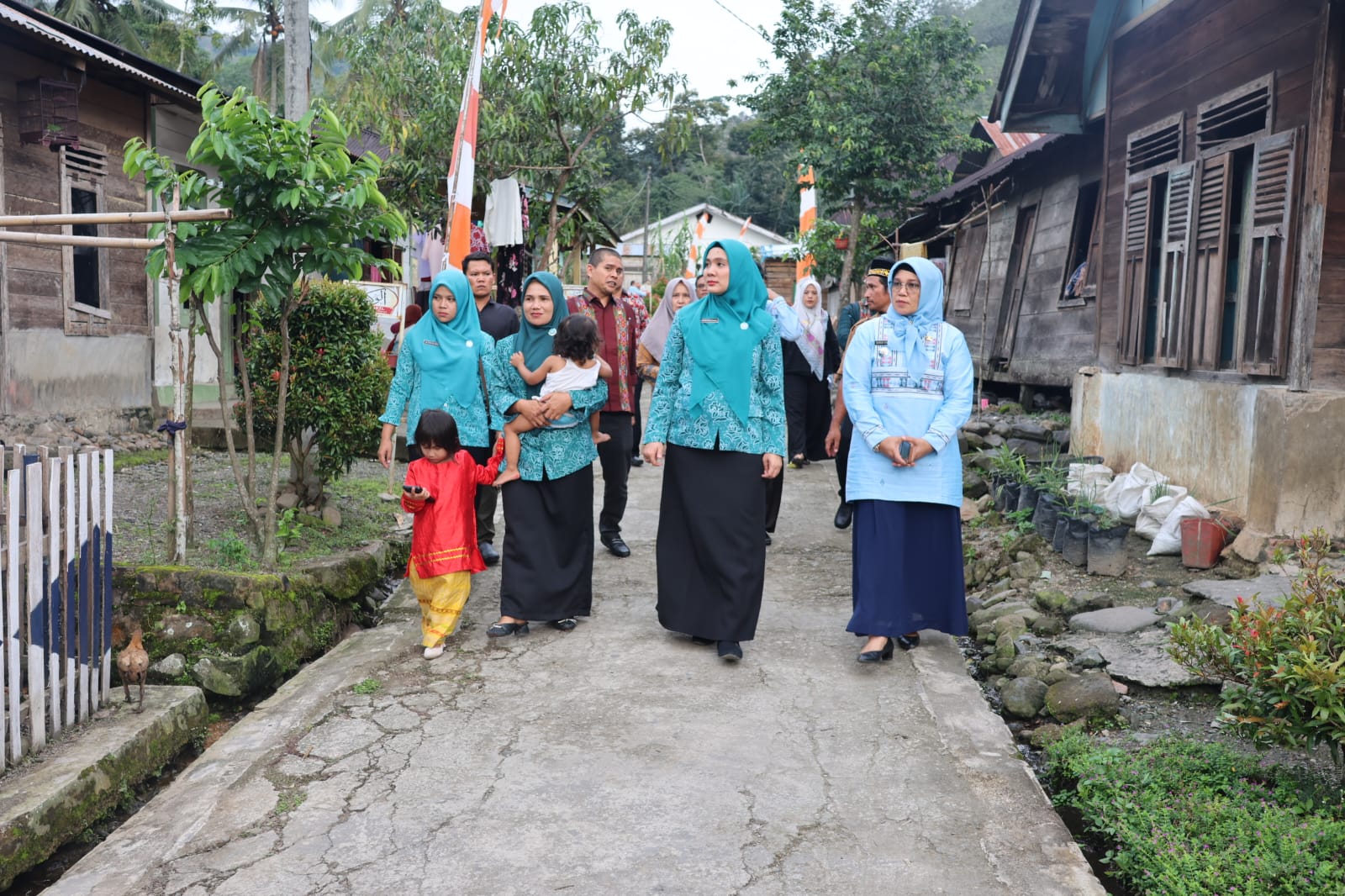 Ketua TP PKK Ny Rosalina Dolly Pasaribu saat meninjau Gerak PKK KKBPK di Desa Aek Gunung Kecamatan Batang Angkola, Kamis (11/1-24). Foto : BP/Ist