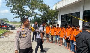 Petugas kepolisian ketika memaparkan kasus.(istimewa).