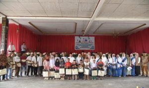 Ket. Gbr : Bupati Tapsel Dolly Pasaribu foto bersama usai menyerahkan bantuan saat menghadiri pengajian BKMTdi Desa Janji Mauli Kecamatan Musratais, baru-baru ini. Foto : BP/Ist